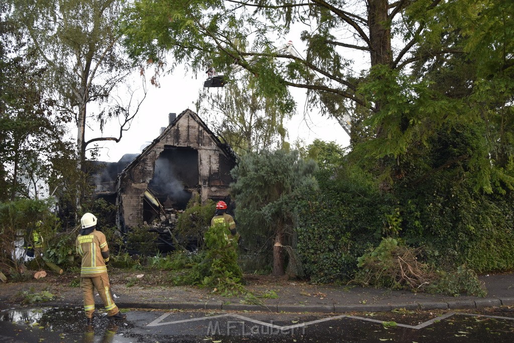 Grossfeuer Einfamilienhaus Siegburg Muehlengrabenstr P0869.JPG - Miklos Laubert